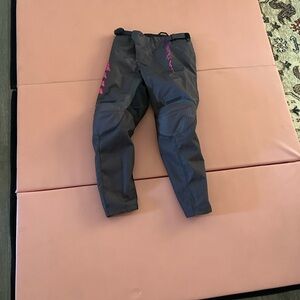 FLY RACING MX PANTS SIZE 26
Removable pads
Gray and Pink